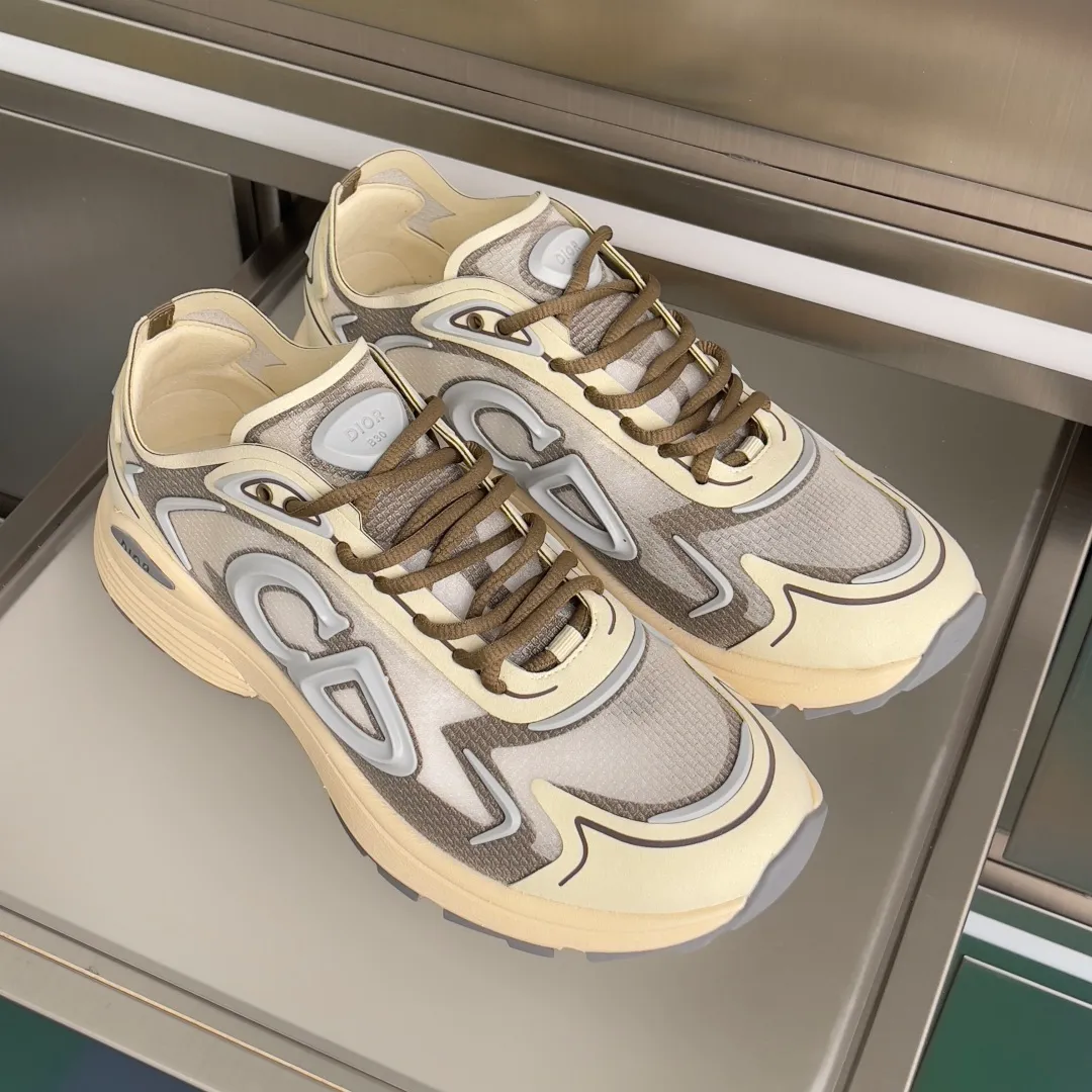 [DIOR] P: 560💰 Men's 39-44 (customized at 45.46) Dior Dior B30 series Countdown technology sneakers casual dad shoes This B30 Countdown technology sneaker is a new product in the 2026 spring men's wear series. The sports silhouette combines high-end logos and technological performance, making it unique. Lightweight and comfortable, it's inspired by modern running and crafted from materials like white and gray N30 nylon, a breathable technical fabric with multiple layers of translucence. Decorated with navy blue injection molded rubber panels and a graphic reinterpretation of the CD30 logo to enhance the style. Rubber Dior B30 and CD30 logos on the tongue and backside. The textured-effect sole is made from elastic rubber and foam and features classic details for ideal comfort. Can be matched with sportswear and casual outfits to create a sophisticated look. Exquisite packaging at the delivery counter 🛍📦 ▪️Fabric: original customized technical fabric + mesh ▪️Inner lining: customized breathable lining ▪️Outsole: original molded IP foam + TPU outsole ▪️Insole thickness: 3.5CM